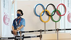 Japonští organizátoři v akci po příletu do dějiště olympijských her.