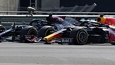 Lewis Hamilton a Max Varstappen a jejich souboj kolo na kolo po startu Velké...