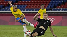 Brazilec Richarlison pálí, jeho střelu blokuje v utkání olympijského turnaje v...