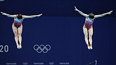 Š' Tching-mao a Wang Chan v olympijské soutěži v Tokiu v synchronizovaných...