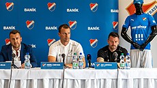 Zleva výkonný ředitel klubu Michal Bělák, trenér Ondřej Smetana a kapitán Jan...