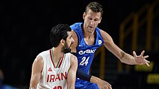 Český basketballsta Jan Veselý brání Mohammada Jamshidijafarabadiho z Íránu.