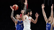 Český basketbalista Patrik Auda se snaží zastavit Mohammadsamada Nika...