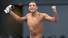 Tuniský plavec Ahmed Hafnáví se raduje z nečekaného triumfu v olympijském...