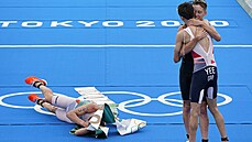 Zatímco si vzájemn gratulují stíbrný medailista Alex Yee a bronzový Hayden...