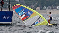 Český windsurfař Karel Lavický během olympijské rozjížďky.