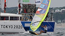 eský windsurfa Karel Lavický bhem olympijské rozjíky.