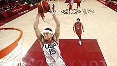 Americký basketbalista Devin Booker zakončuje na íránský koš.