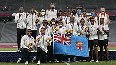 Ragbisté Fidži pózují se zlatými olympijskými medailemi, které v Tokiu obhájili.