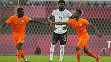 Zatímco Max Gradel (vlevo) a Youssouf Dao z Pobřeží Slonoviny slaví gól, autor...