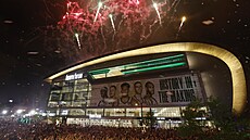 Fanouci u Fiserv Forum oslavují titul z NBA pro Milwaukee Bucks.