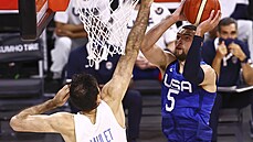 Americký basketbalista Zach Lavine (5) stílí na argentinský ko pes Juana...