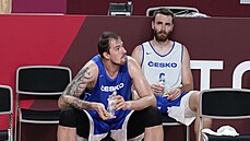 Ondej Balvín (vlevo) a David Jelínek bhem tréninku eských basketbalist v...