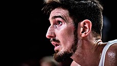 Francouzský basketbalový stelec Nando De Colo bhem utkání s Ameriany