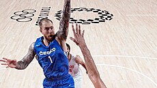 eský basketbalista Patrik Auda se trefuje do íránského koe.