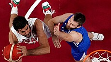Íránský basketbalista Arsalan Kazemi (vlevo) zakončuje kolem Davida Jelínka z...