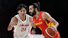 panlský rozehráva Ricky Rubio (vpravo) útoí kolem Daikiho Tanaky z Japonska.