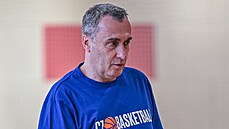 Ronen Ginzburg na tréninku eských basketbalist