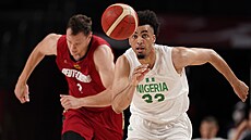 Nigerijský basketbalista Jordan Nwora (33) má k míi výrazn blí ne Johannes...