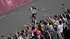 Ekvádorský cyklista Richard Carapaz slaví triumf v olympijském závod v Tokiu