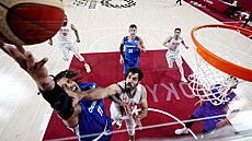 Blake Schilb skóruje v olympijském duelu basketbalist esko - Írán.