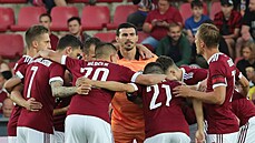 Sparťanští fotbalisté se povzbuzují před odvetou druhého předkola Ligy mistrů s...