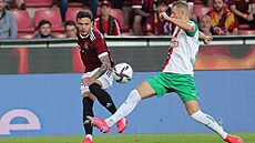 Spar�anský fotbalista David Moberg Karlsson centruje v utkání s Rapidem Víde�...