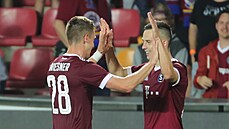 Sparťan Jakub Pešek se raduje s Tomášem Wiesnerem z gólu, kterým v odvetě 2....