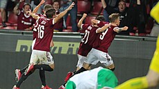 Sparťanští fotbalisté se radují z druhého gólu, který v odvetě 2. předkola Ligy...