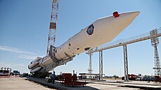 Instalace rakety Proton-M s modulem Nauka na startovací rampu