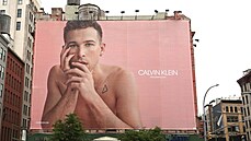 Tommy Dorfman na reklamním billboardu (New York, 5. ervna 2020)