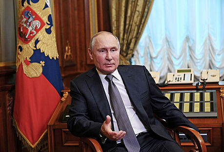 Ruský prezident Vladimir Putin odpovídá na otázky týkající se jeho lánku s...