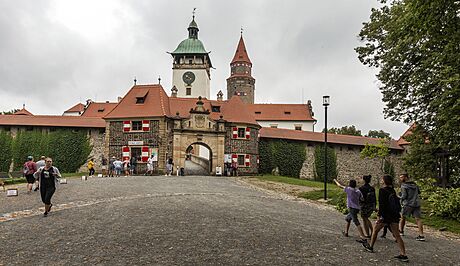 Na hrad Bouzov míí o prázdninách zástupy turist. Pokud tempo vydrí, padne rekord.
