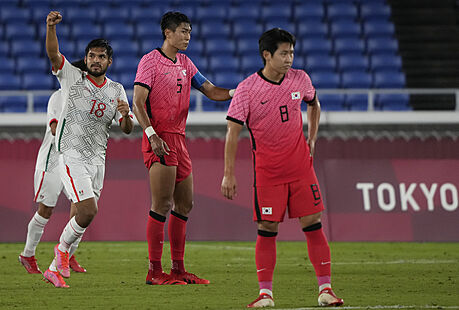 Mexický fotbalista Eduardo Aguirre (vlevo) se raduje z estého gólu svého týmu...