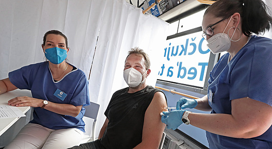 V pražské ZOO se mohou zájemci očkovat proti covidu bez registrace, o víkendu...