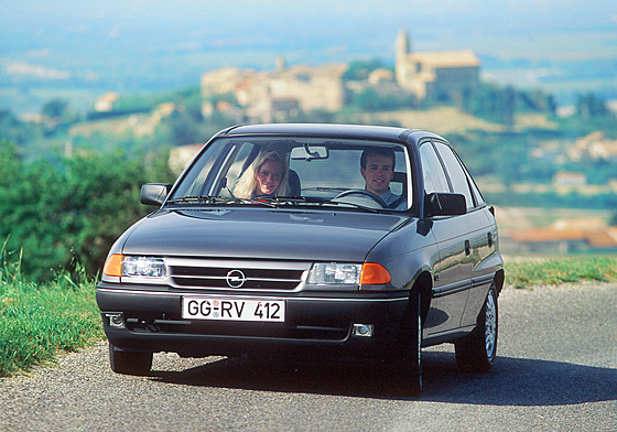 První generaci Astry pedstavil Opel v roce 1991.