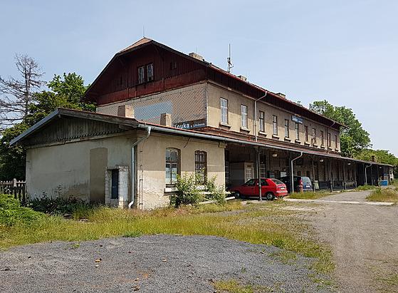 Staniční budova v Louce u Litvínova.