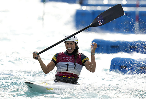Kanoistka Jessica Foxová z Austrálie se raduje z olympijského zlata.