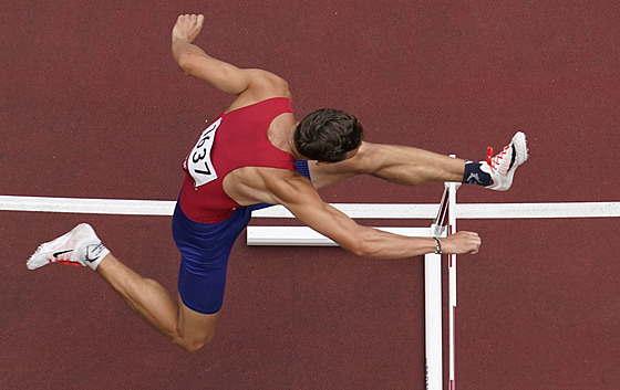 Vit Müller v rozbhu na 400 metr pekáek na olympijských hrách v Tokiu.