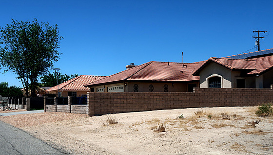 Pízemní domy v California City mají stechy z keramických taek.