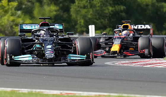 Lewis Hamilton (vlevo) z Mercedesu a a Max Verstappen z Red Bullu v kvalifikaci...
