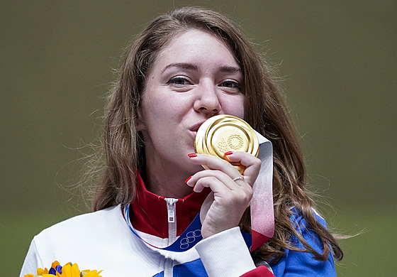 Ruská stelkyn Vitalina Bacarakinová líbá své zlato ze sportovní pistole.