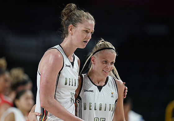 Belgické basketbalistky Emma Meessemanová (vlevo) a Julie Vanloová slaví postup...