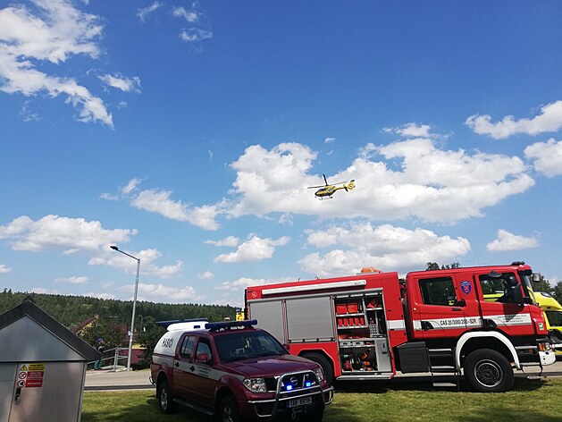 Jedno ze zranných dtí transportoval do nemocnice vrtulník.