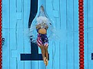 Katie Ledecká z USA si plave pro zlato na osmistovce kraul.