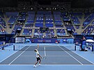 Nejvtí favorit olympijského turnaje tenist Srb Novak Djokovi prohrál v...