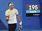 Nejvtí favorit olympijského turnaje tenist Srb Novak Djokovi prohrál v...