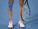 Zatejpované koleno tenistky Markéty Vondrouové (31. ervence 2021)