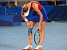 Tenistka Markéta Vondrouová eí problém s tejpovací páskou. (31. ervence...