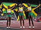 Jamajsk bkyn Shelly-Ann Fraserov-Pryceov (vlevo) po olympijskm...